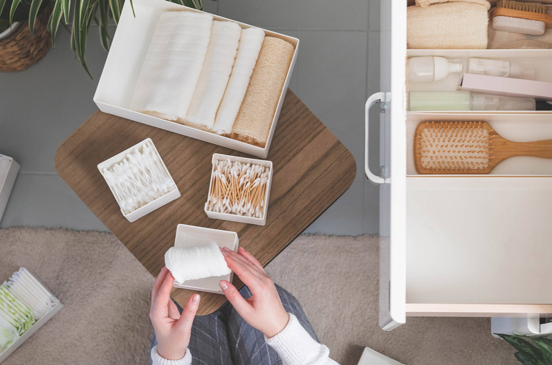 1. Rolled white towels with natural brushes and accessories—simple, sustainable Airbnb bathroom setup that earns five-star guest reviews.
